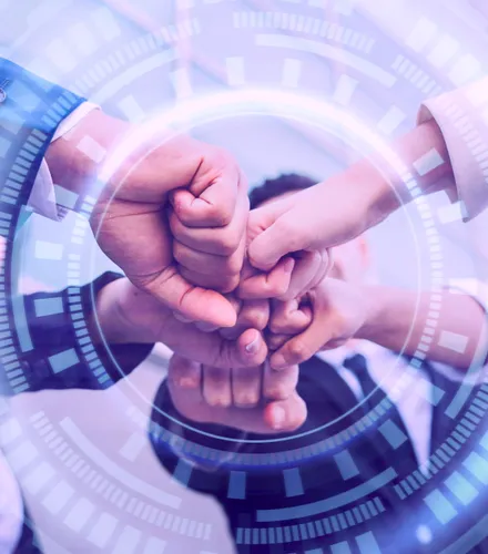 Foto de um investidor analisando dados financeiros em seu notebook e smartphone, comparando gráficos e tendências de mercado para tomar decisões estratégicas de investimento. Análise, tecnologia, investimento e tomada de decisão.